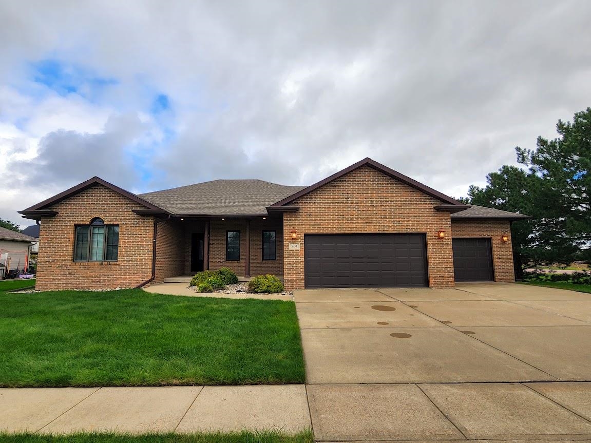 908 Hillcrest Grand Ave, Yankton, SD, 57078