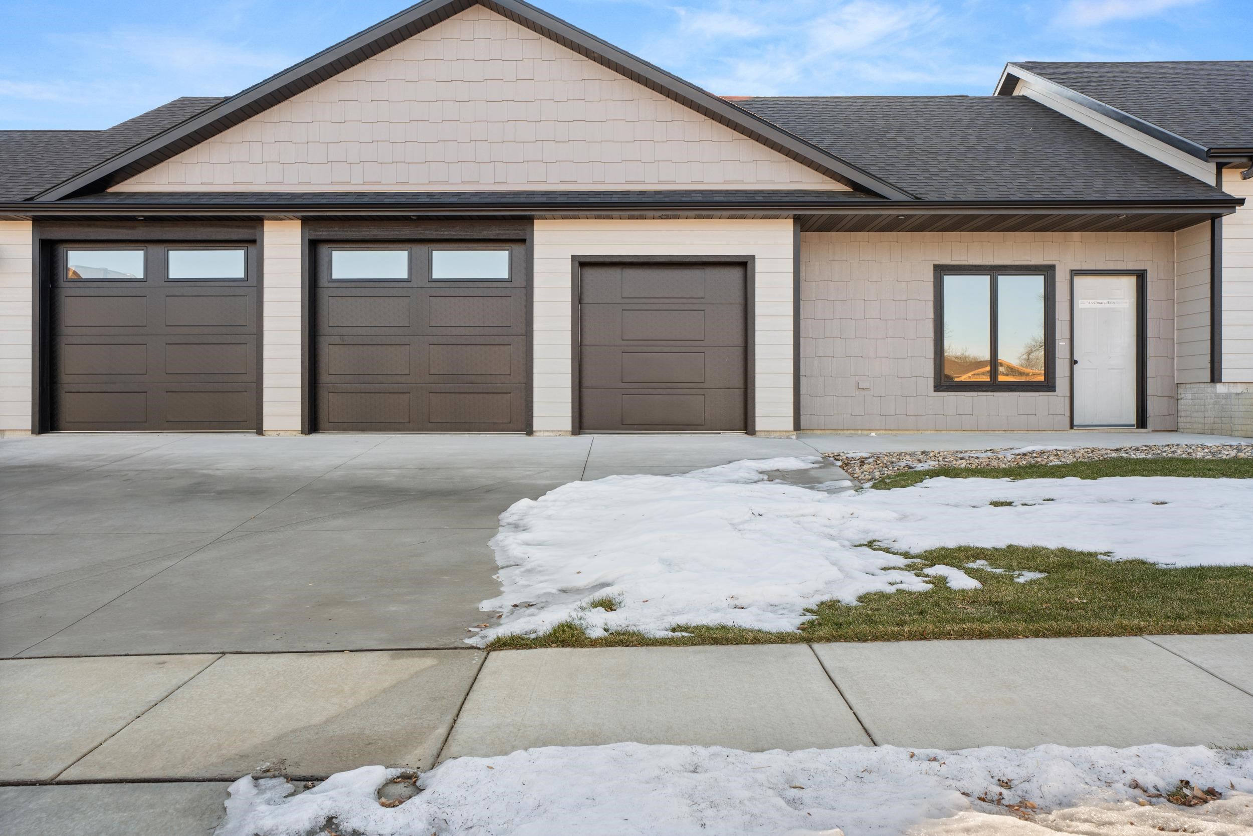 305 Greenview Dr, Yankton, SD, 57078