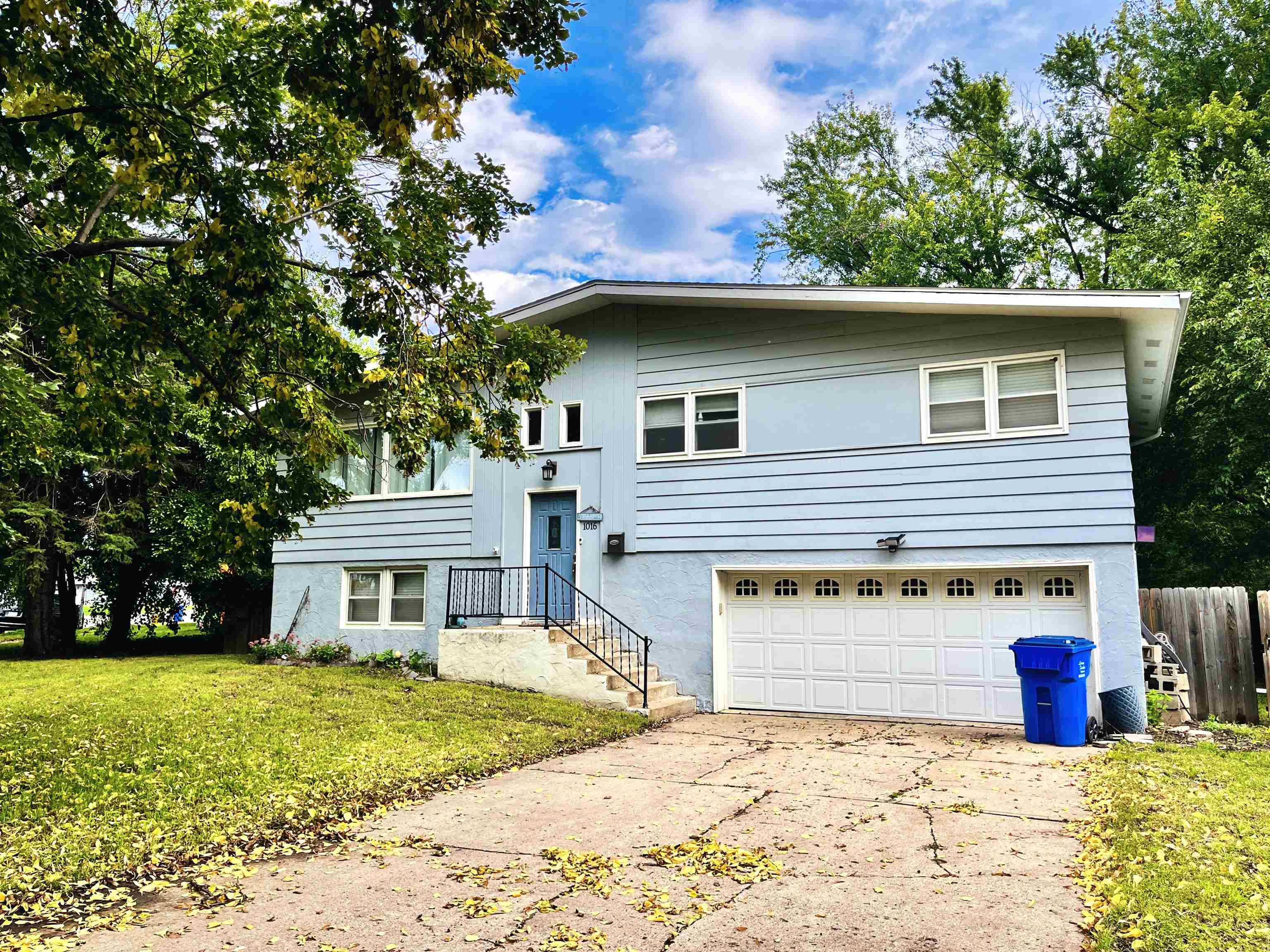 1016 Valley View Dr, Vermillion, SD, 57069